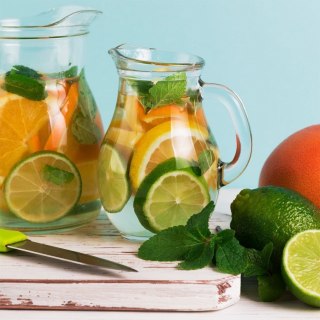 Dzbanek szklany do wody kompotu napojów lemoniady z uchwytem 0,5 l