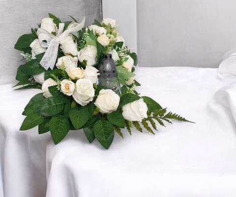 STROIK SERCE Z BIAŁYCH RÓŻ + ZNICZ NA WSZYSTKICH ŚWIĘTYCH ROZMIAR : 28cm